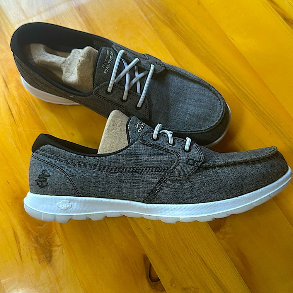 NIB** Skechers slip in size 9